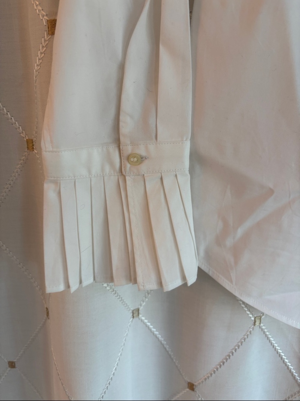 Banana Republic White Pleated-Cuff Button-Up Shirt - Picture 2 of 6